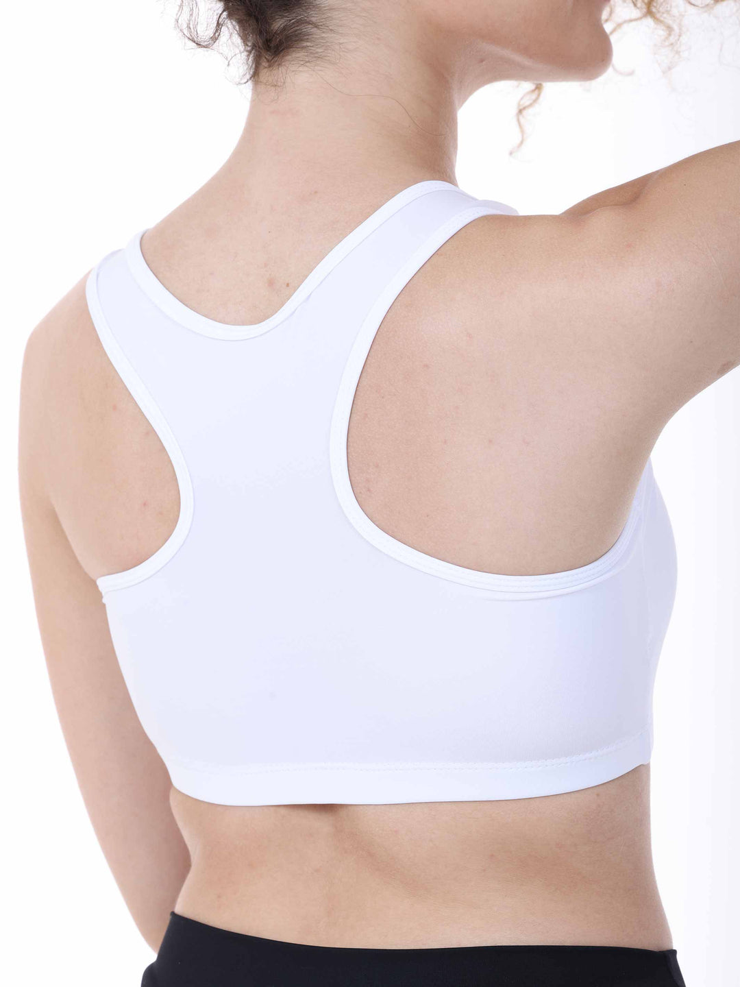 Vue arrière d’un top brassière blanc à dos nageur – maintien souple pour yoga et danse.