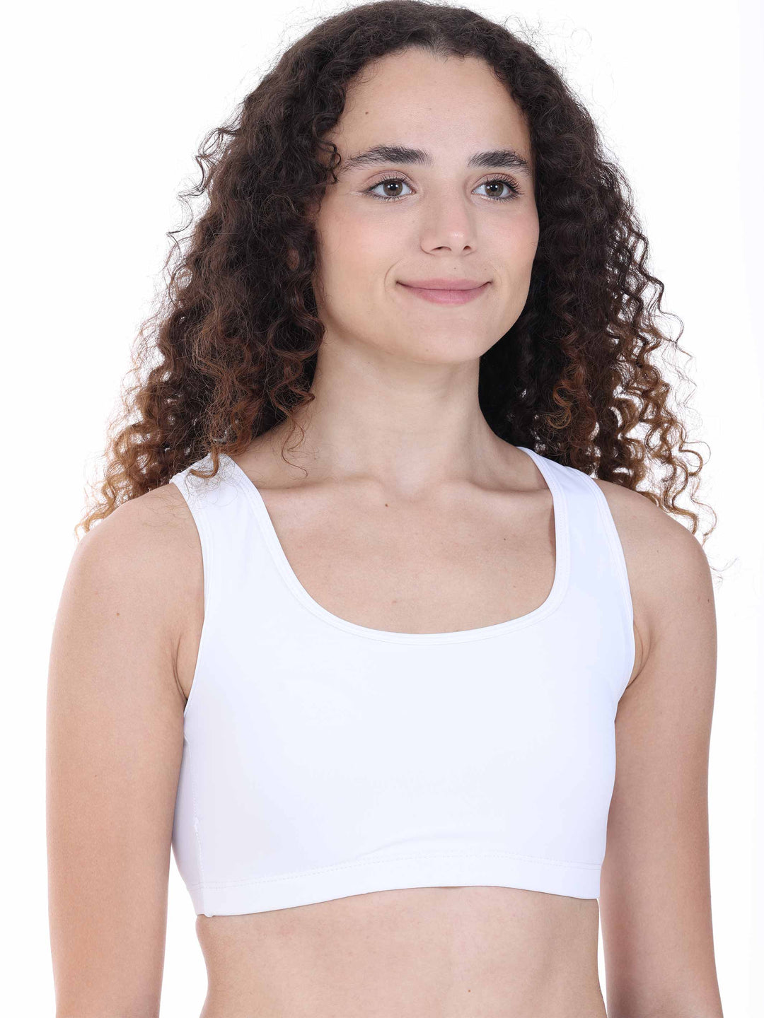 Danseuse en brassière de sport blanche – top court confortable pour danse moderne ou classique.