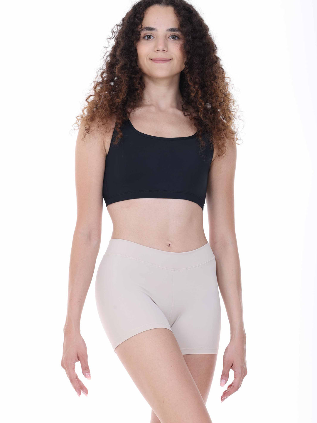 Danseuse portant un top brassière noir à dos nageur – tenue de danse ou fitness confortable et moderne.