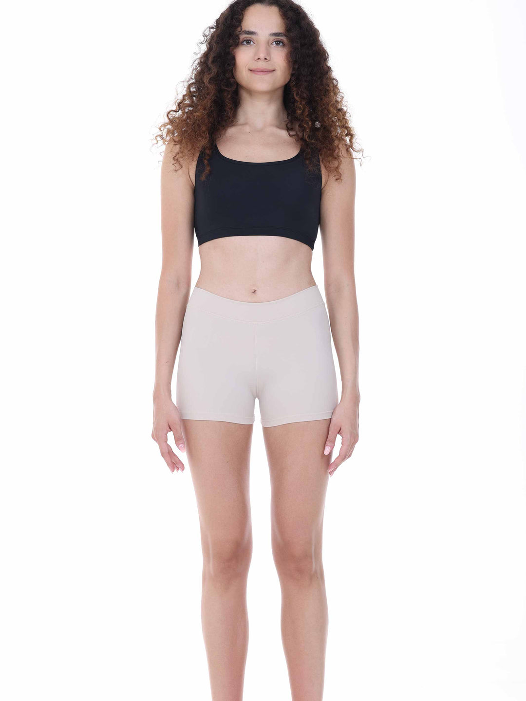 Vue de face d’une danseuse portant un top noir – brassière courte adaptée à la danse et au fitness.