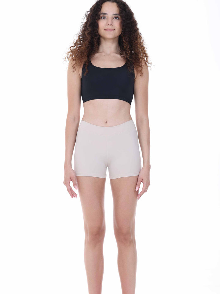Vue de face d’une danseuse portant un top noir – brassière courte adaptée à la danse et au fitness.