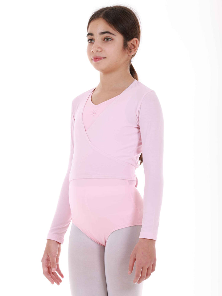Cache-cœur de ballet pour fille à manches longues, rose clair, avec design croisé et un trou sur le côté droit pour passer la sangle. Équipé de deux longues sangles pour un ajustement parfait et sécurisé, ce cache-cœur offre une couverture optimale tout en garantissant un look élégant. Idéal pour les cours de ballet et autres activités de danse - vue de côté
