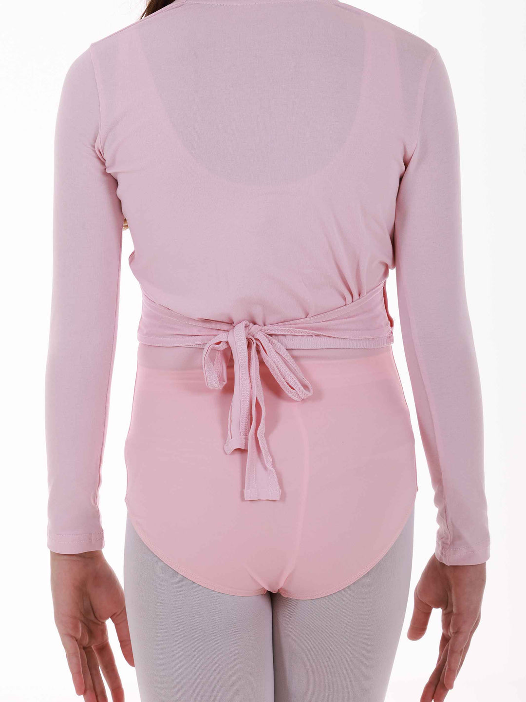 Cache-cœur de ballet pour fille à manches longues, rose clair, avec design croisé et un trou sur le côté droit pour passer la sangle. Équipé de deux longues sangles pour un ajustement parfait et sécurisé, ce cache-cœur offre une couverture optimale tout en garantissant un look élégant. Idéal pour les cours de ballet et autres activités de danse - vue arrière