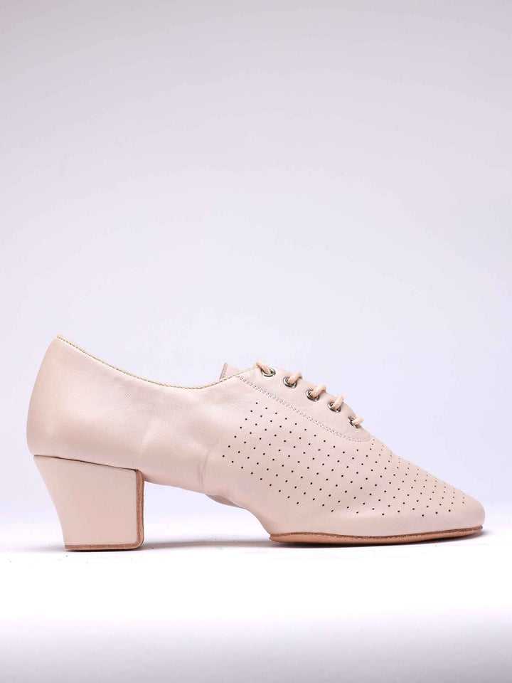 Chaussures de danse latine pour danseuses professionnelles, modèle Inna, particulièrement adaptées aux enseignantes, talon plat de 4,5 cm, laçage frontal, couleur nue rosé - vue de côté