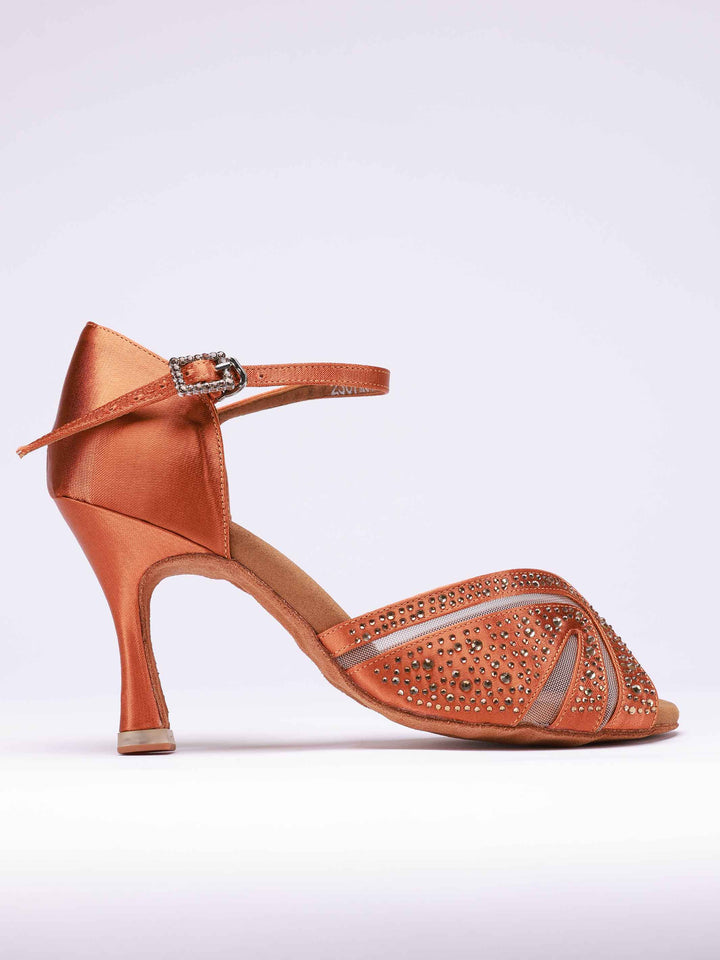 Chaussures de danse latine pour femme, modèle Anna avec strass, couleur tannée, avec maille transparente à l'avant ornée de strass pour un style raffiné. Dotées d'une sangle unique autour de la cheville pour un ajustement optimal et d'une semelle intérieure rembourrée pour un confort prolongé. Talons rétro de 8,5 cm pour allier élégance et performance sur la piste de danse - vue de côté