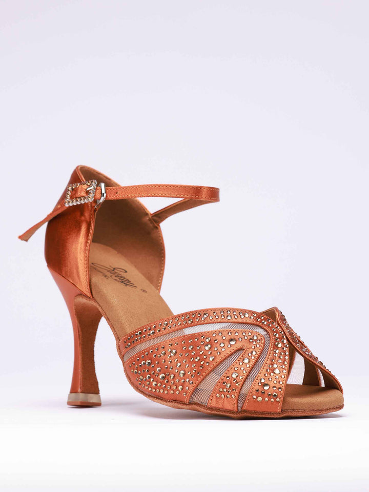Chaussures de danse latine pour femme, modèle Anna avec strass, couleur tannée, avec maille transparente à l'avant ornée de strass pour un style raffiné. Dotées d'une sangle unique autour de la cheville pour un ajustement optimal et d'une semelle intérieure rembourrée pour un confort prolongé. Talons rétro de 8,5 cm pour allier élégance et performance sur la piste de danse