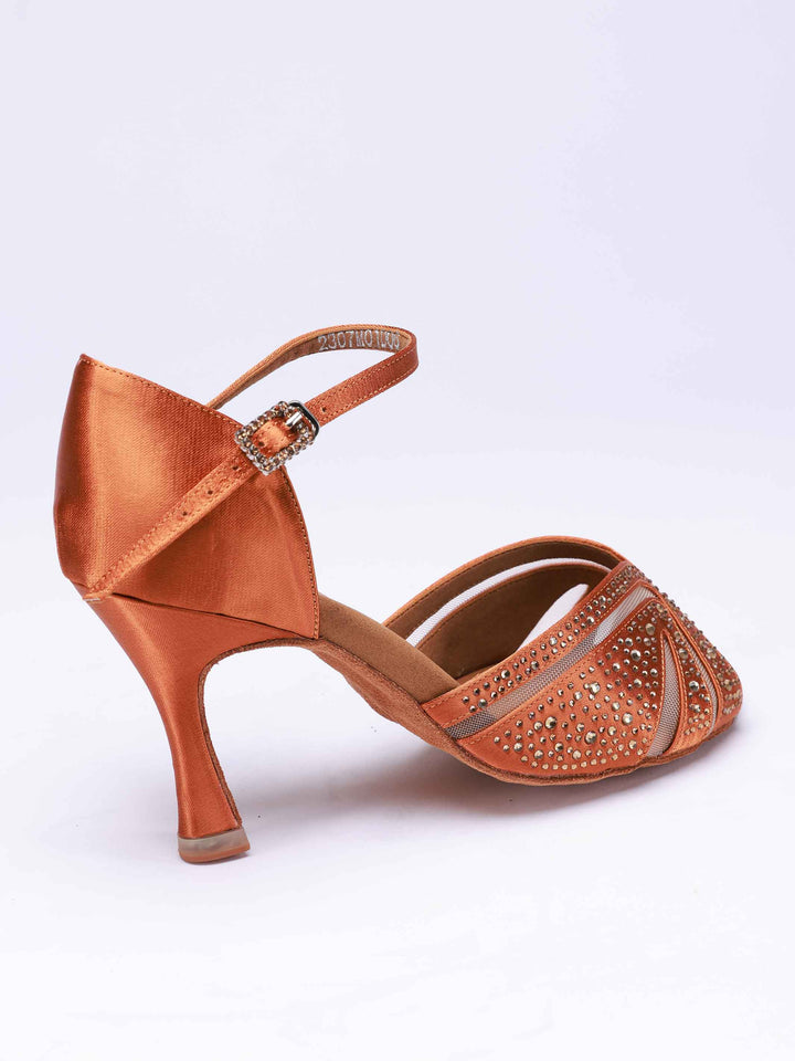 Chaussures de danse latine pour femme, modèle Anna avec strass, couleur tannée, avec maille transparente à l'avant ornée de strass pour un style raffiné. Dotées d'une sangle unique autour de la cheville pour un ajustement optimal et d'une semelle intérieure rembourrée pour un confort prolongé. Talons rétro de 8,5 cm pour allier élégance et performance sur la piste de danse - vue arrière
