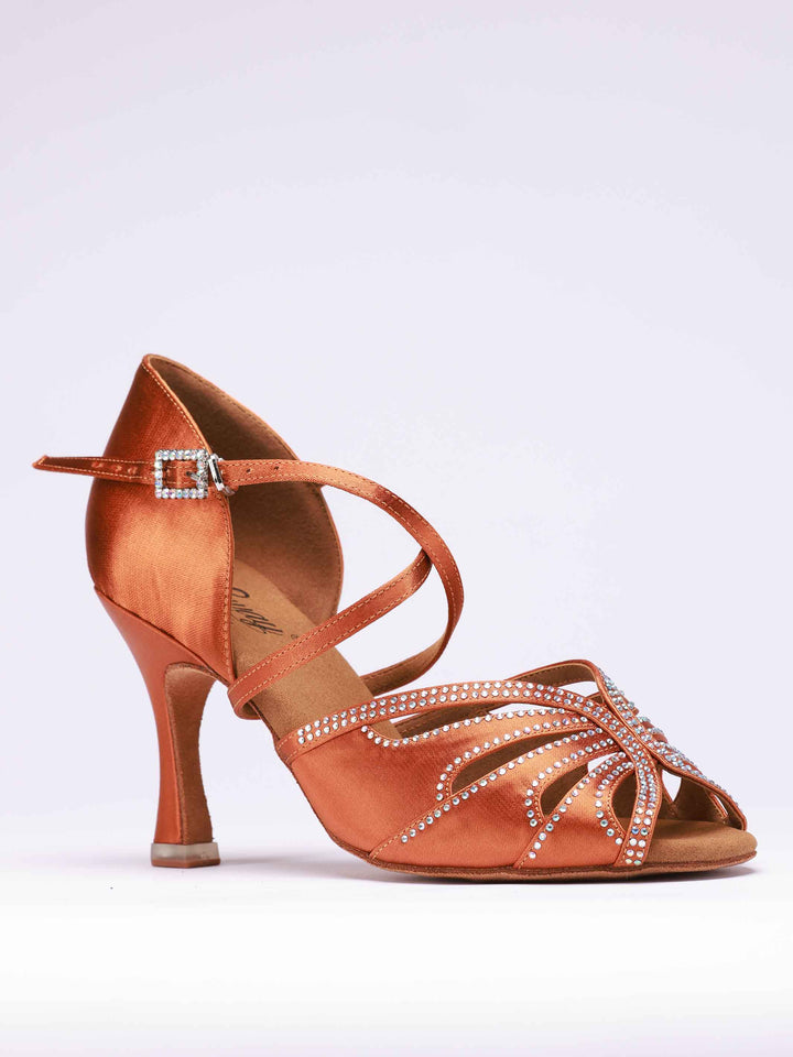 Chaussures de danse latine pour femme, modèle April, couleur tannée, avec côtés fermés pour un meilleur maintien. Leur design orné de strass assortis apporte une touche sophistiquée, tandis que la boucle métallique réglable garantit un ajustement sécurisé. Équipées d'un talon rétro de 8,5 cm, ces chaussures allient élégance et performance pour les danseuses de latine