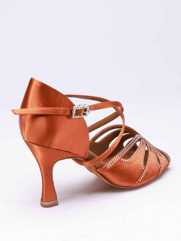 Chaussures de danse latine pour femme, modèle April, couleur tannée, avec côtés fermés pour un meilleur maintien. Leur design orné de strass assortis apporte une touche sophistiquée, tandis que la boucle métallique réglable garantit un ajustement sécurisé. Équipées d'un talon rétro de 8,5 cm, ces chaussures allient élégance et performance pour les danseuses de latine - vue arrière