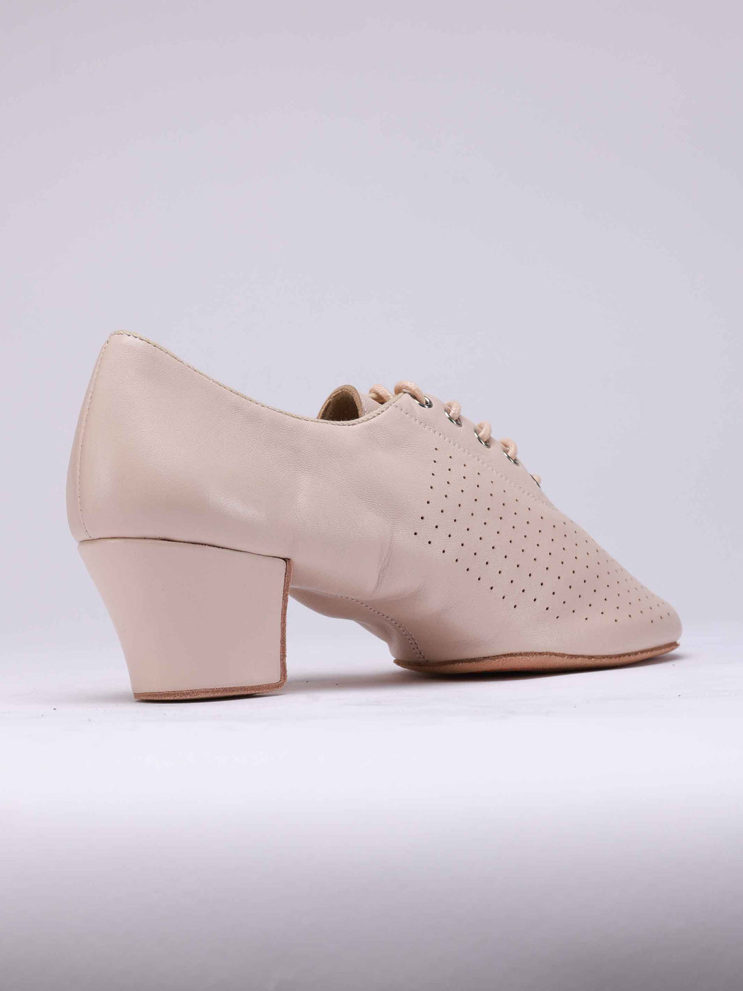 Chaussures de danse latine pour danseuses professionnelles, modèle Inna, particulièrement adaptées aux enseignantes, talon plat de 4,5 cm, laçage frontal, couleur nue rosé - vue arrière
