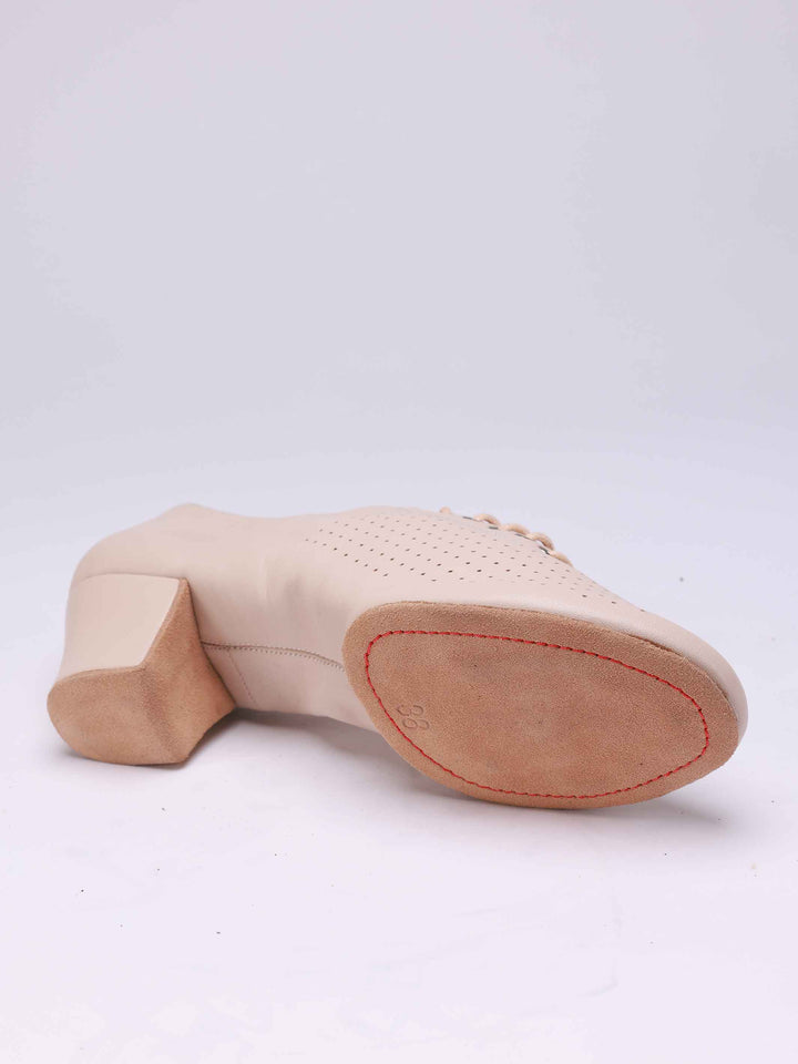 Chaussures de danse latine pour danseuses professionnelles, modèle Inna, particulièrement adaptées aux enseignantes, talon plat de 4,5 cm, laçage frontal, couleur nue rosé - vue de bas