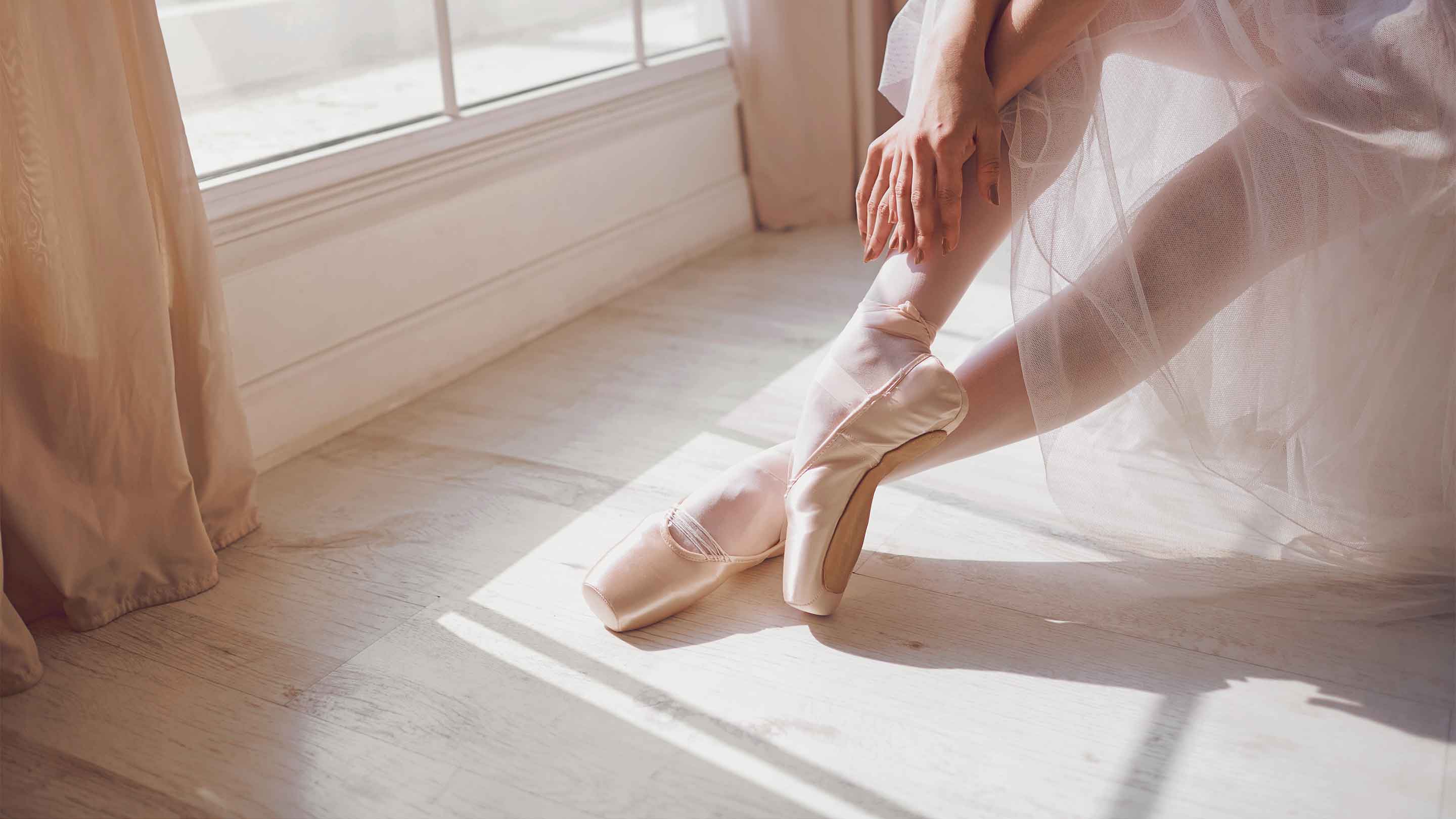 Danseuse en pointes portant une jupe en tulle, illustrant la collection de jupes de ballet pour femme Sway.