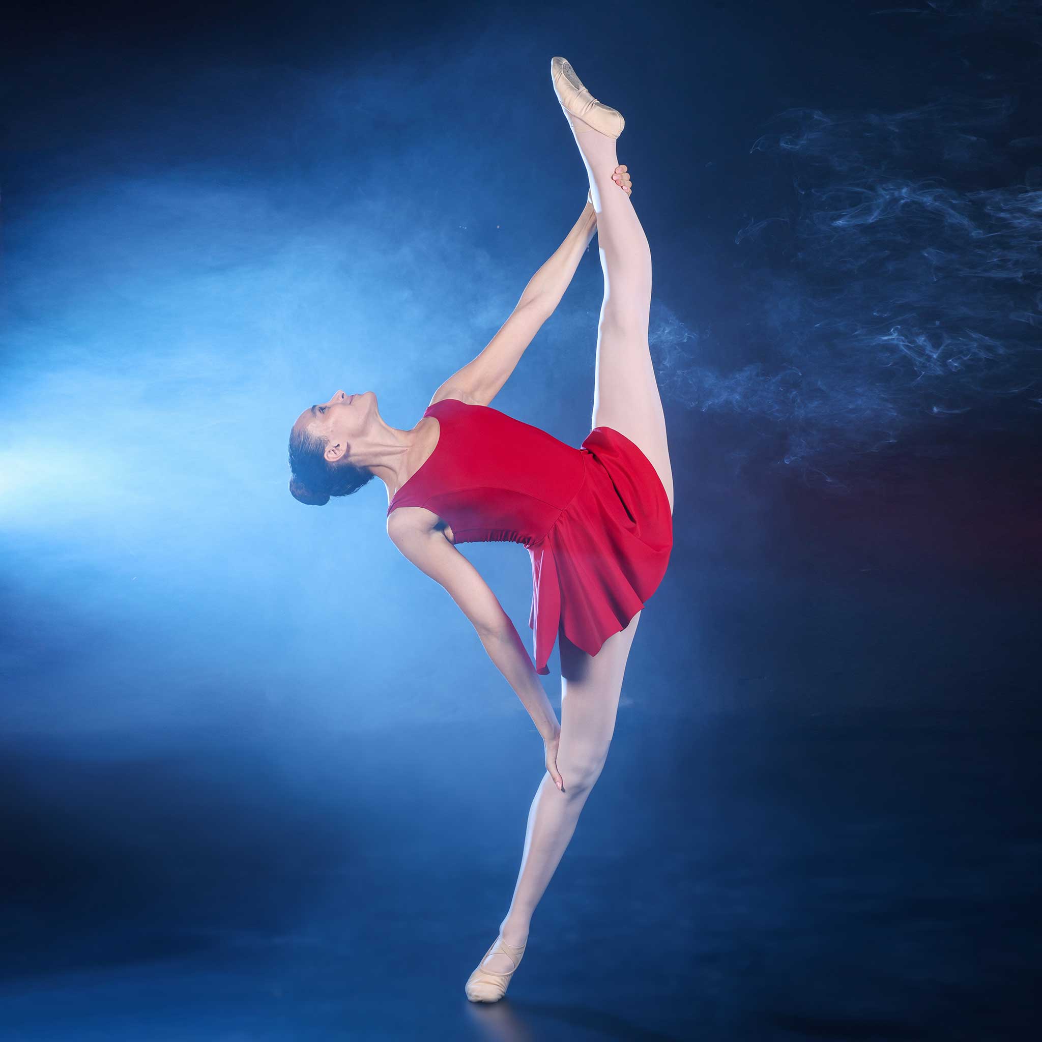 Danseuse de ballet portant une robe de danse rouge, représentant la collection de vêtements de danse rouges Sway.