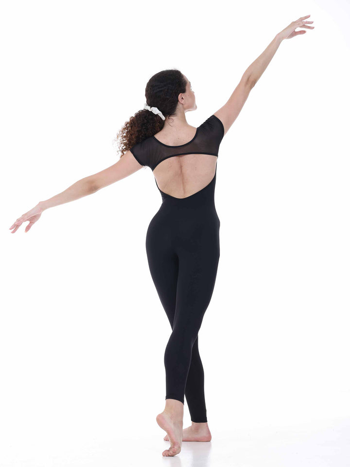 Danseuse vue de dos portant la combinaison de danse Sway – modèle Sheer Cap Sleeve Dance Unitard en noir, bras étendus dans une posture gracieuse, sur fond blanc.