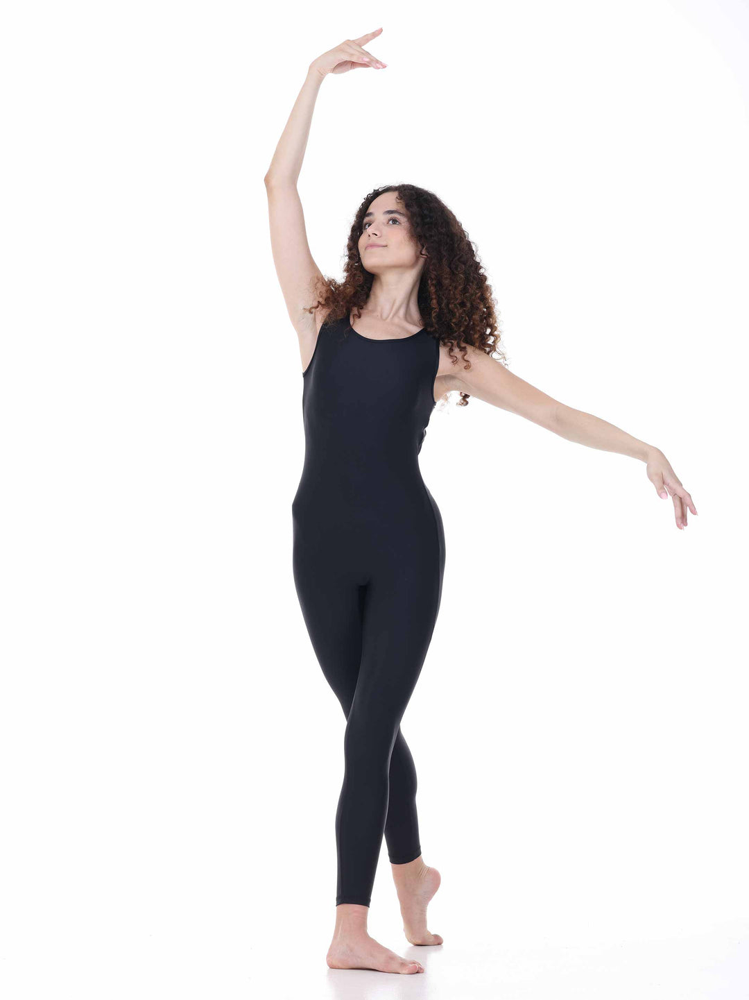Danseuse portant un justaucorps intégral noir à dos rond ajouré, en position de danse classique sur fond blanc.