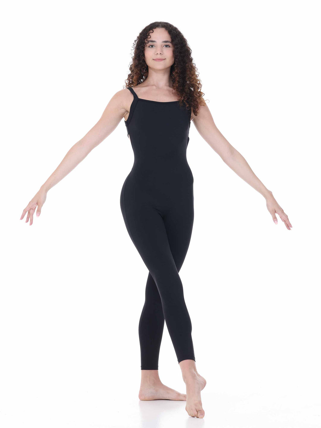 Vue de face d’une danseuse en unitard noir à larges bretelles – look minimaliste pour cours de danse.