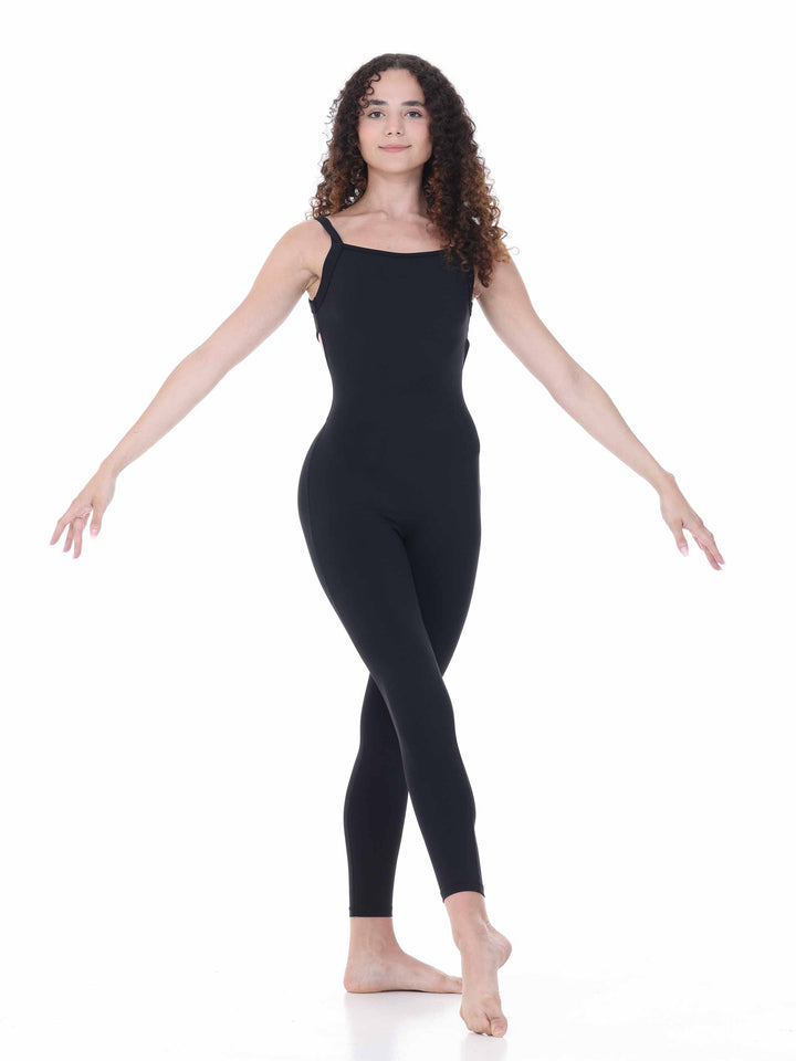 Vue de face d’une danseuse en unitard noir à larges bretelles – look minimaliste pour cours de danse.