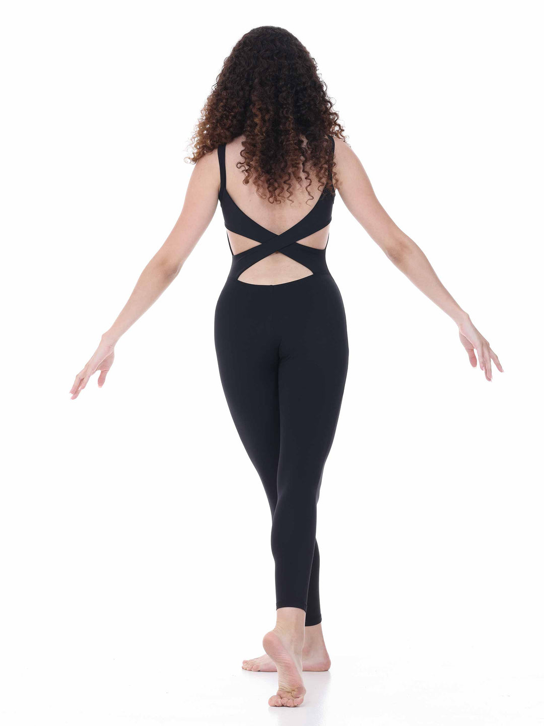 Vue arrière d’une danseuse en combinaison noir, dos croisé ouvert – tenue technique de danse contemporaine.