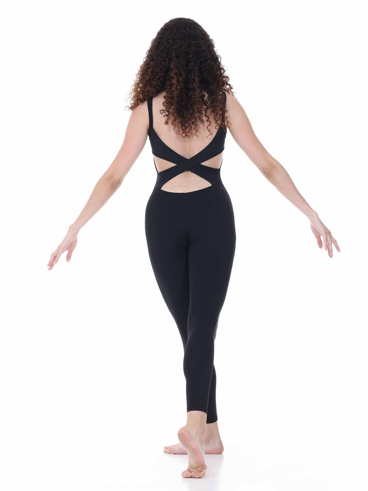Vue arrière d’une danseuse en combinaison noir, dos croisé ouvert – tenue technique de danse contemporaine.