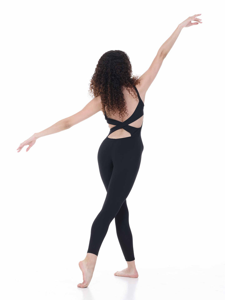 Danseuse en mouvement de ballet portant un unitard noir dos croisé – combinaison élégante pour studio de danse.