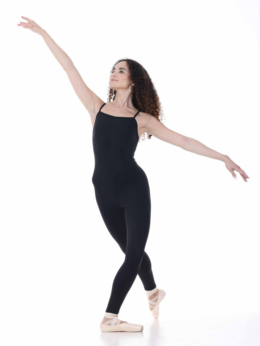 Danseuse en tenue de danse noire effectuant une arabesque, portant un unitard à fines bretelles – mode ballet Sway.