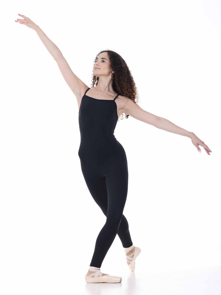 Danseuse en tenue de danse noire effectuant une arabesque, portant un unitard à fines bretelles – mode ballet Sway.