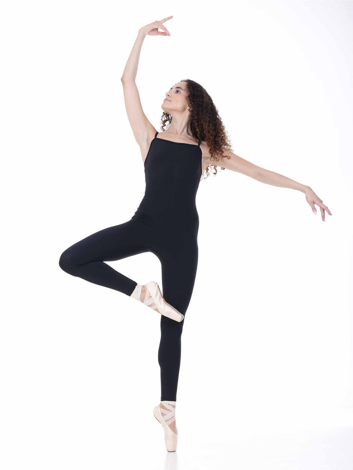 Danseuse effectuant une pose en équilibre sur pointes, vêtue d’un unitard noir – tenue technique Sway.