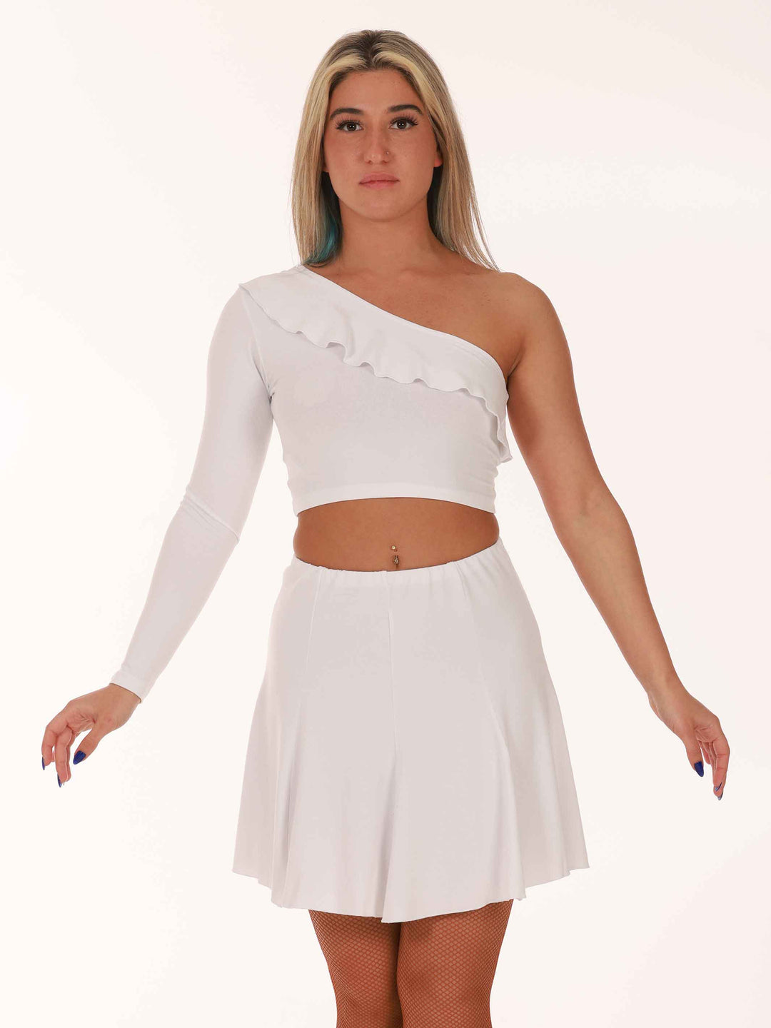 Crop top flouncy pour danse latine femme, conception asymétrique avec une seule manche, adaptable des deux côtés, coupe ajustée et crop, détail volanté du devant à l'arrière pour une touche de flair, couleur blanc, assorti avec une jupe blanche