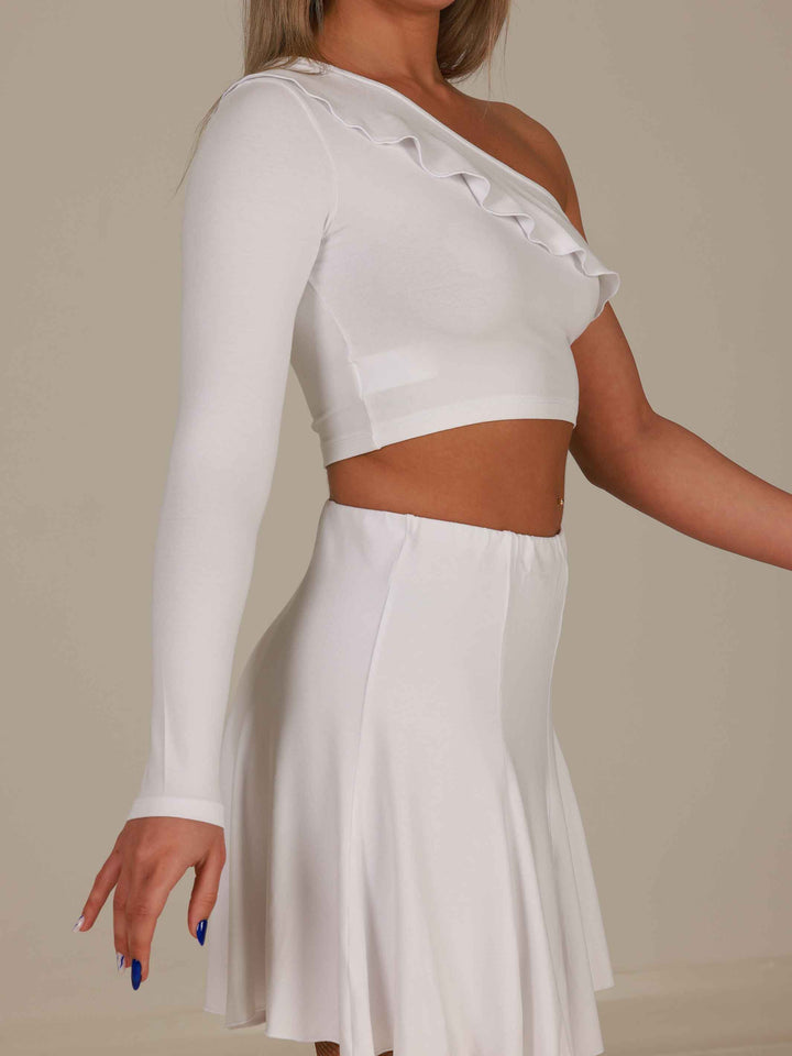 Crop top flouncy pour danse latine femme, conception asymétrique avec une seule manche, adaptable des deux côtés, coupe ajustée et crop, détail volanté du devant à l'arrière pour une touche de flair, couleur blanc - vue latérale