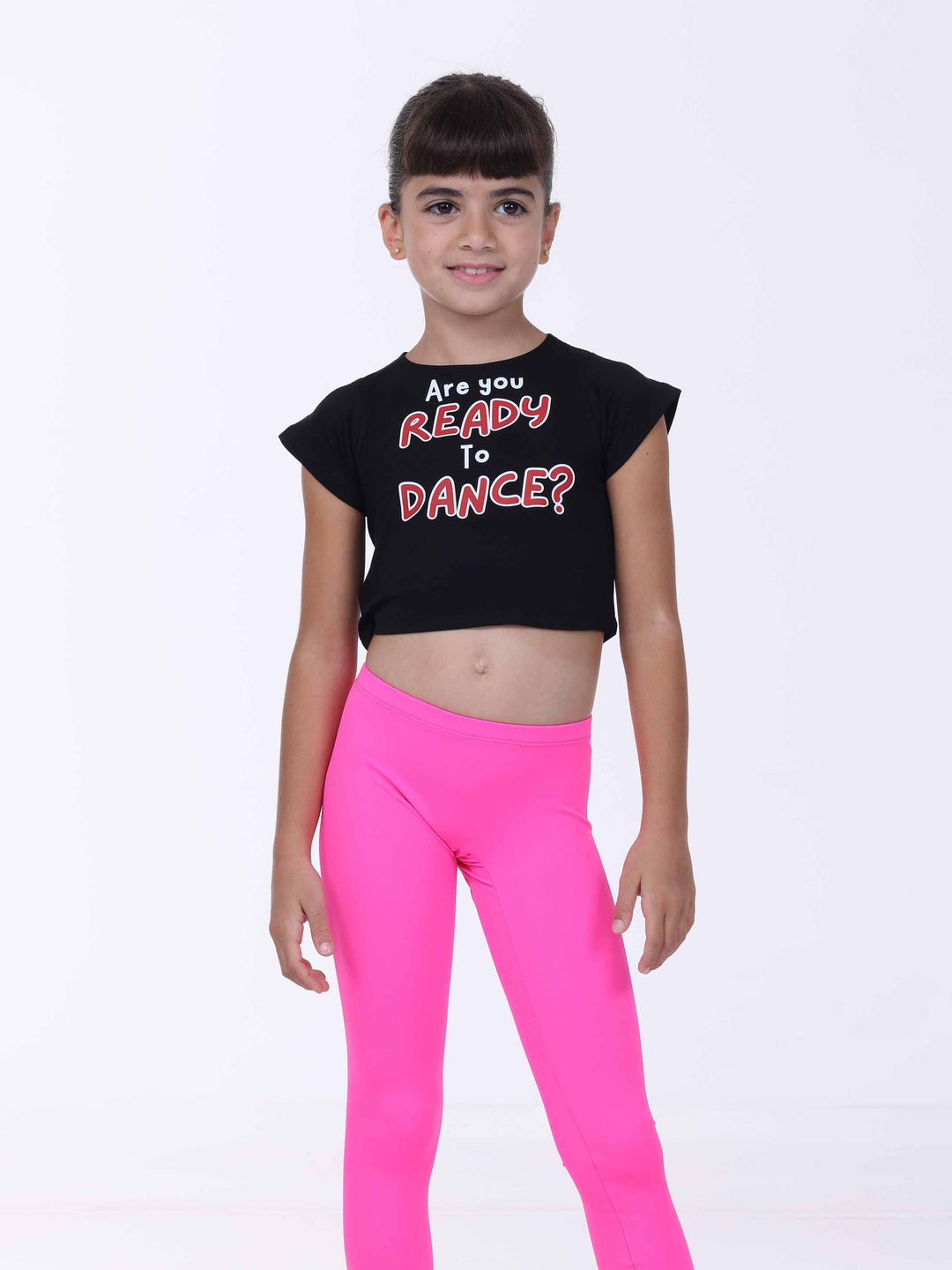 Crop top noir pour jeune danseuse – slogan rouge et blanc sur le devant, coupe courte moderne.