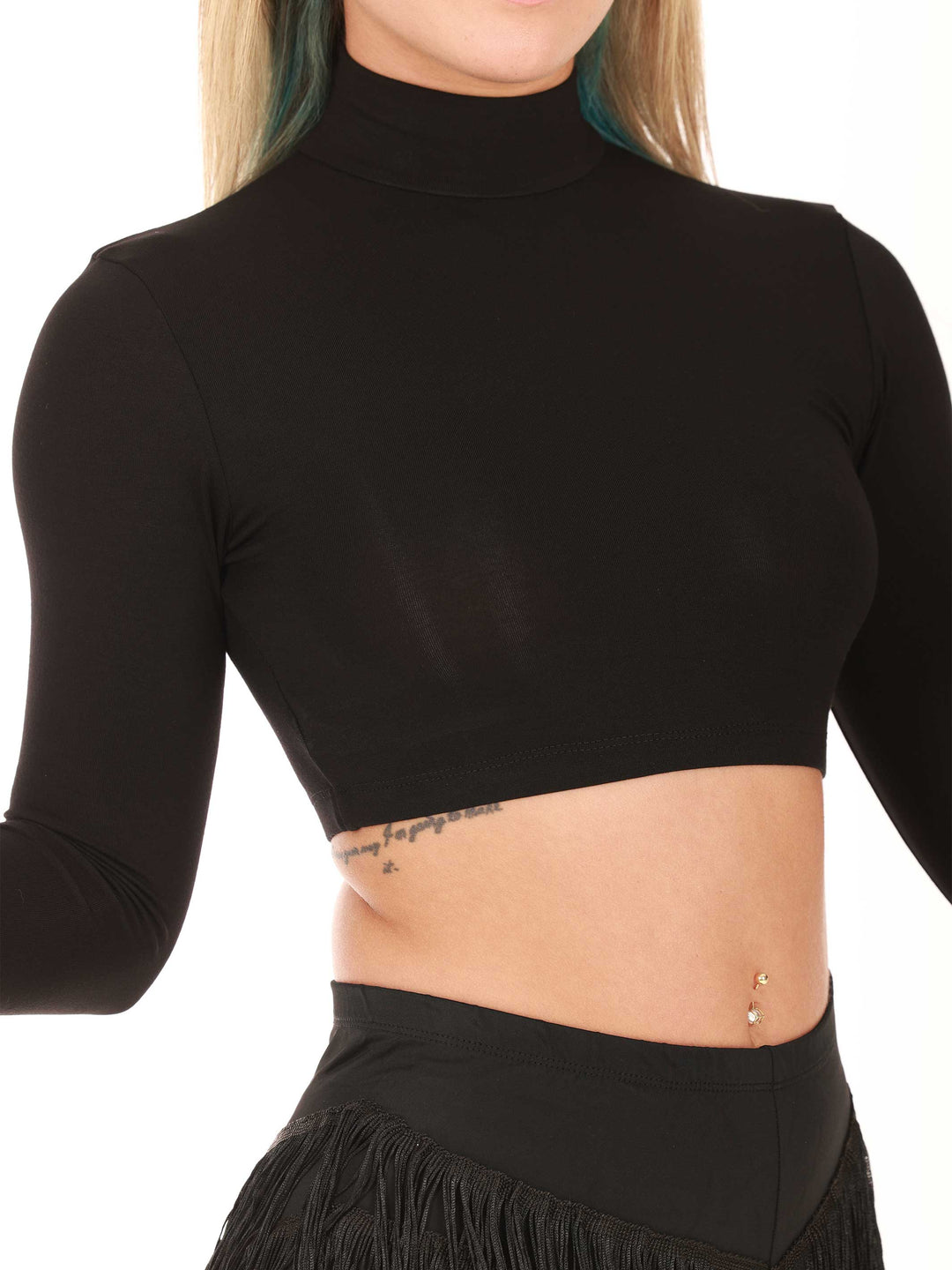 Haut court noir à col montant, coupe ajustée et manches longues – tenue féminine pour danse latine ou moderne.