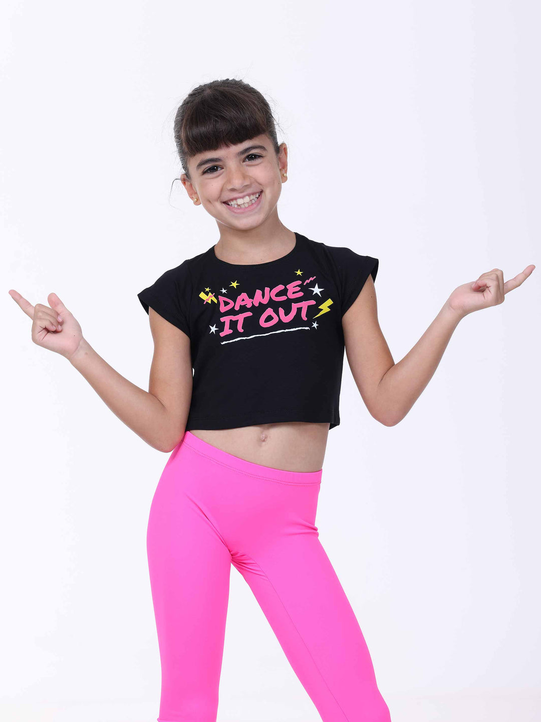 Crop top noir à manches courtes pour jeune danseuse – imprimé dynamique “Dance It Out”.
