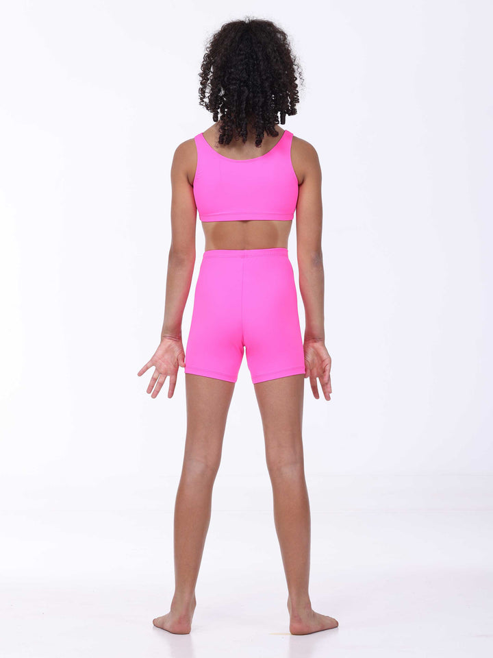 Vue arrière de l’ensemble d’entraînement rose vif pour fille – brassière et short assortis.