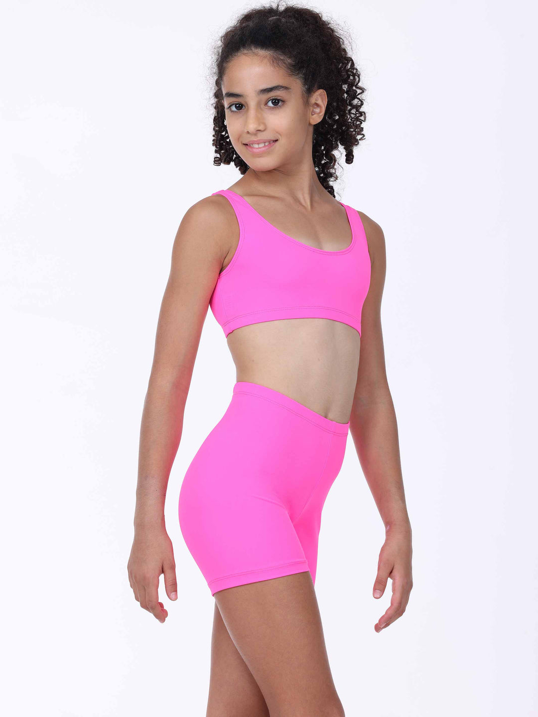Vue latérale de l’ensemble ajusté rose vif – brassière courte et short taille haute.