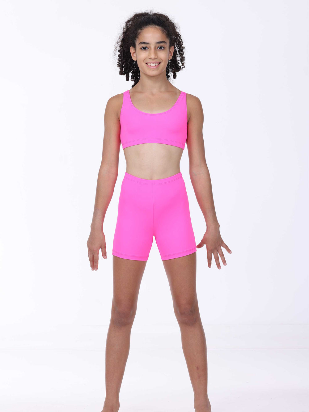 Vue avant complète de la tenue de sport rose vif – ensemble confortable pour fille.