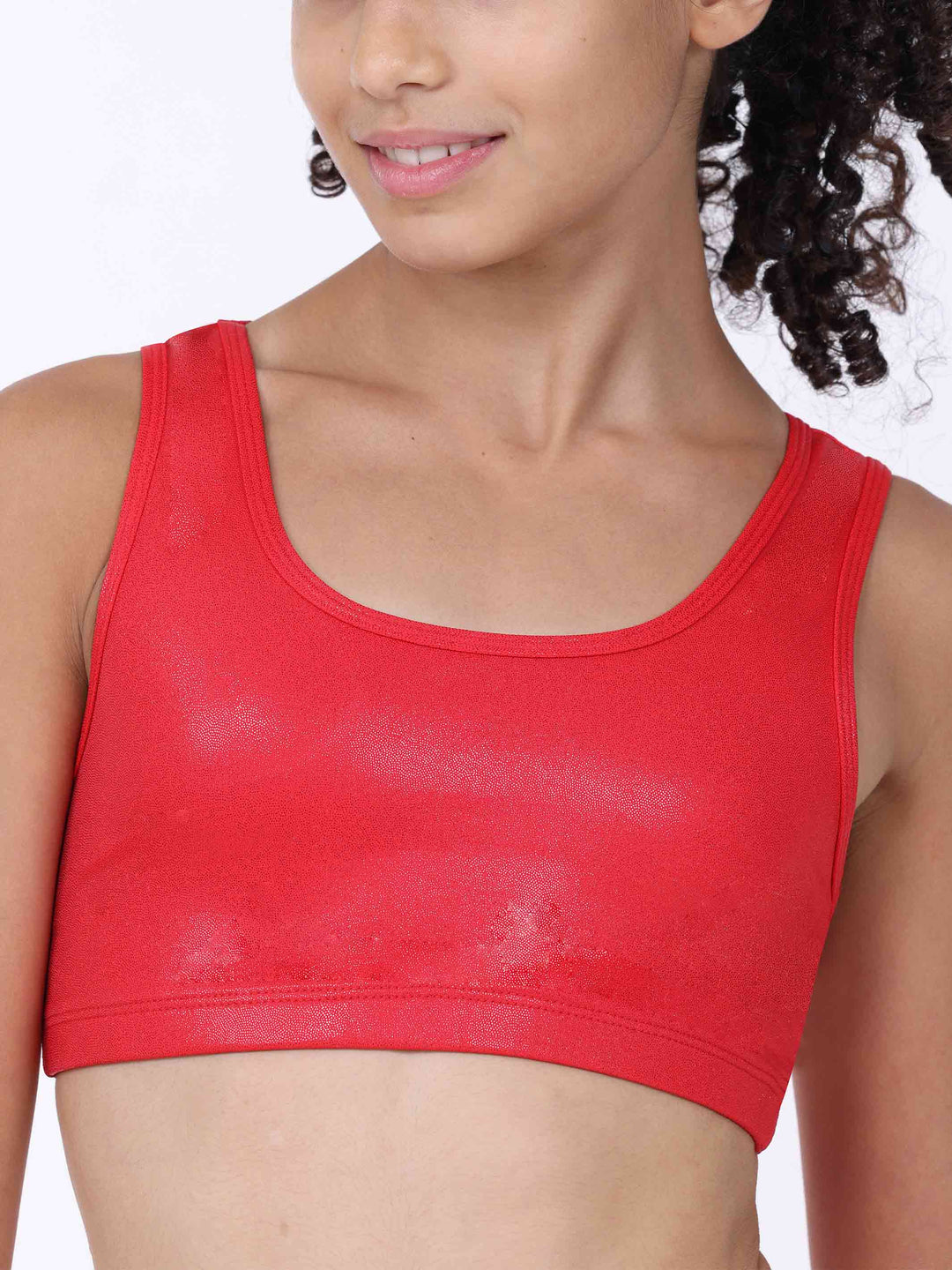 Gros plan sur la brassière de gymnastique rouge brillante pour fille – en tissu extensible et scintillant.
