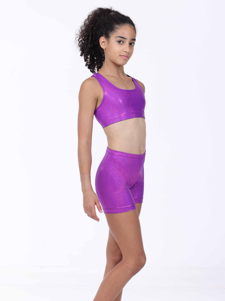 Vue de profil de l’ensemble de gymnastique violet métallisé pour fille – brassière et short assortis.