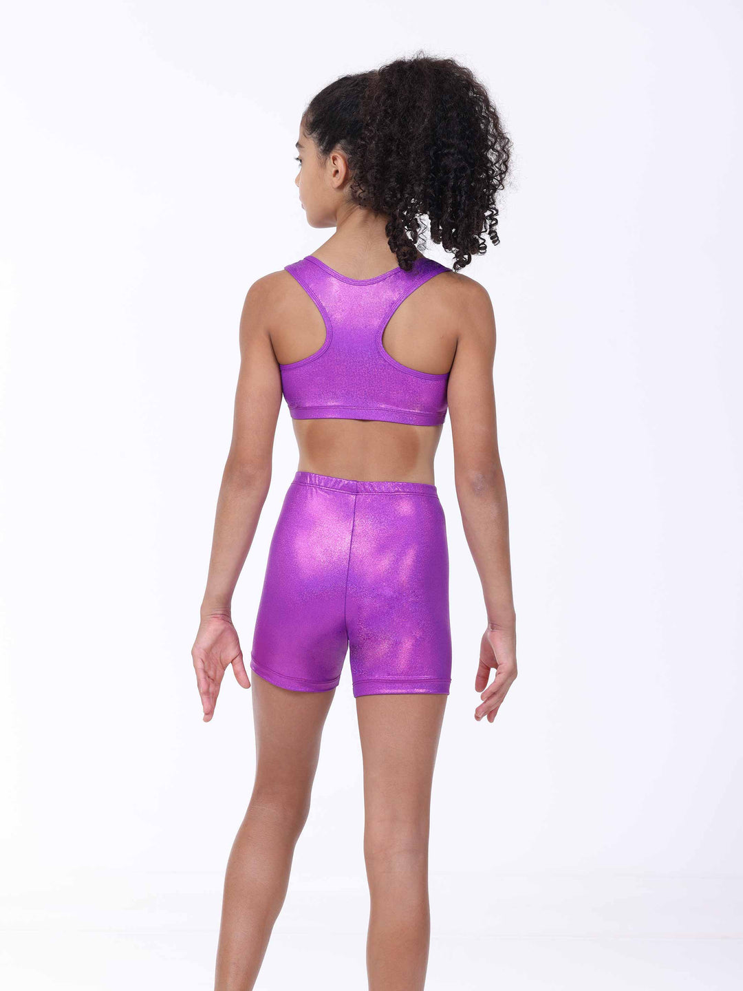 Vue arrière de la brassière dos nageur et short de gymnastique violet métallisé pour fille.