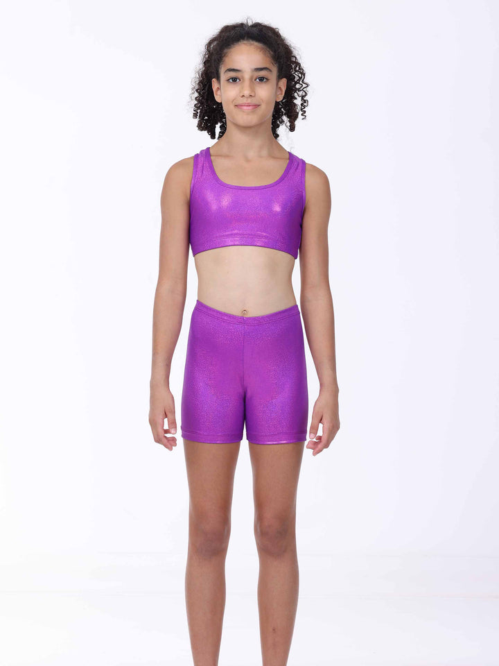 Vue avant complète de l’ensemble violet métallisé – brassière sport et short assorti pour fille.