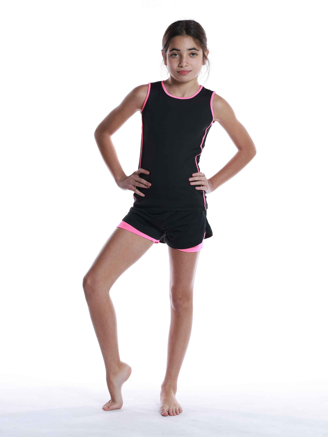Ensemble de sport perforé noir et rose vif pour filles - vue de face avec haut court et short