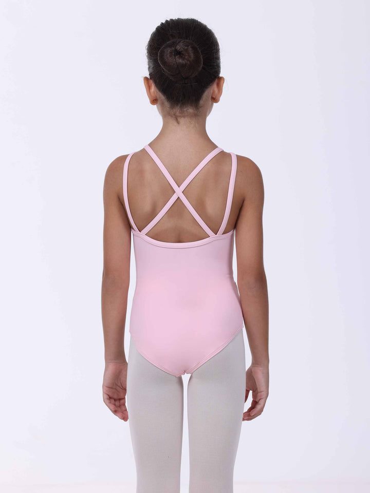 Personne portant un justaucorps rose clair avec des bretelles croisées sur un fond blanc