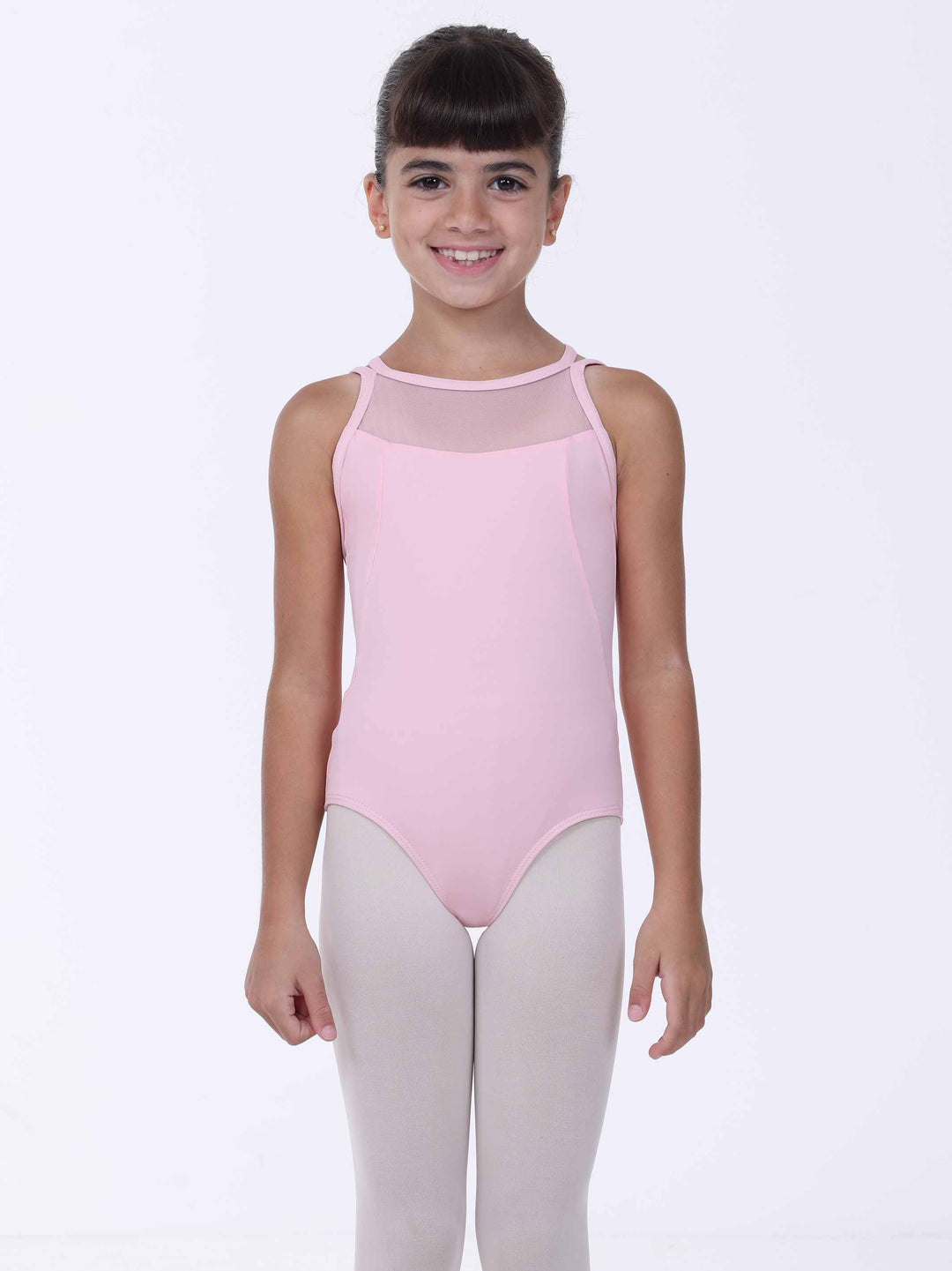 Jeune fille portant un justaucorps de ballet rose clair avec des panneaux en maille sur un fond blanc
