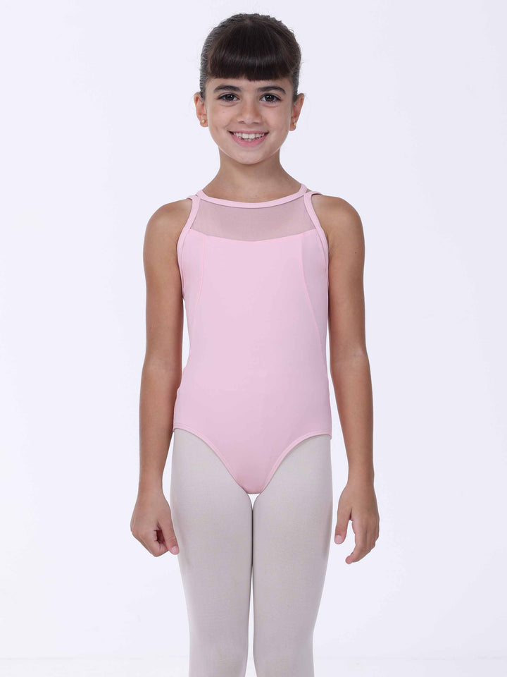 Jeune fille portant un justaucorps de ballet rose clair avec des panneaux en maille sur un fond blanc