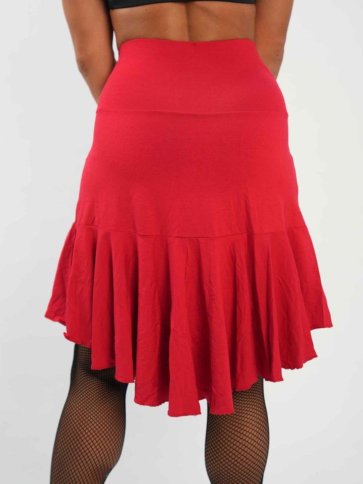 Détail du dos de la jupe fishtail rouge – tissu fluide et plis amples.