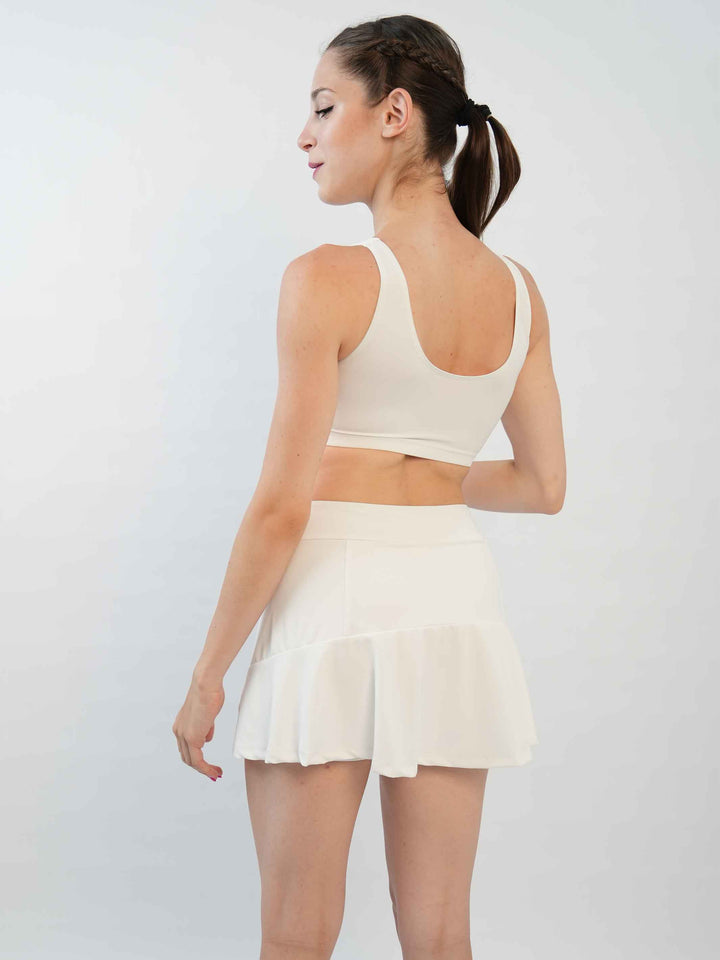 Jupe-short polyvalente pour ballet, yoga et tennis, blanche, avec jupe et short intégrés pour une allure soignée. Équipée d'une poche latérale pratique et d'une large ceinture élastique de 8 cm pour un ajustement confortable et stable. Parfaite pour les activités sportives et les sessions de danse - vue arrière