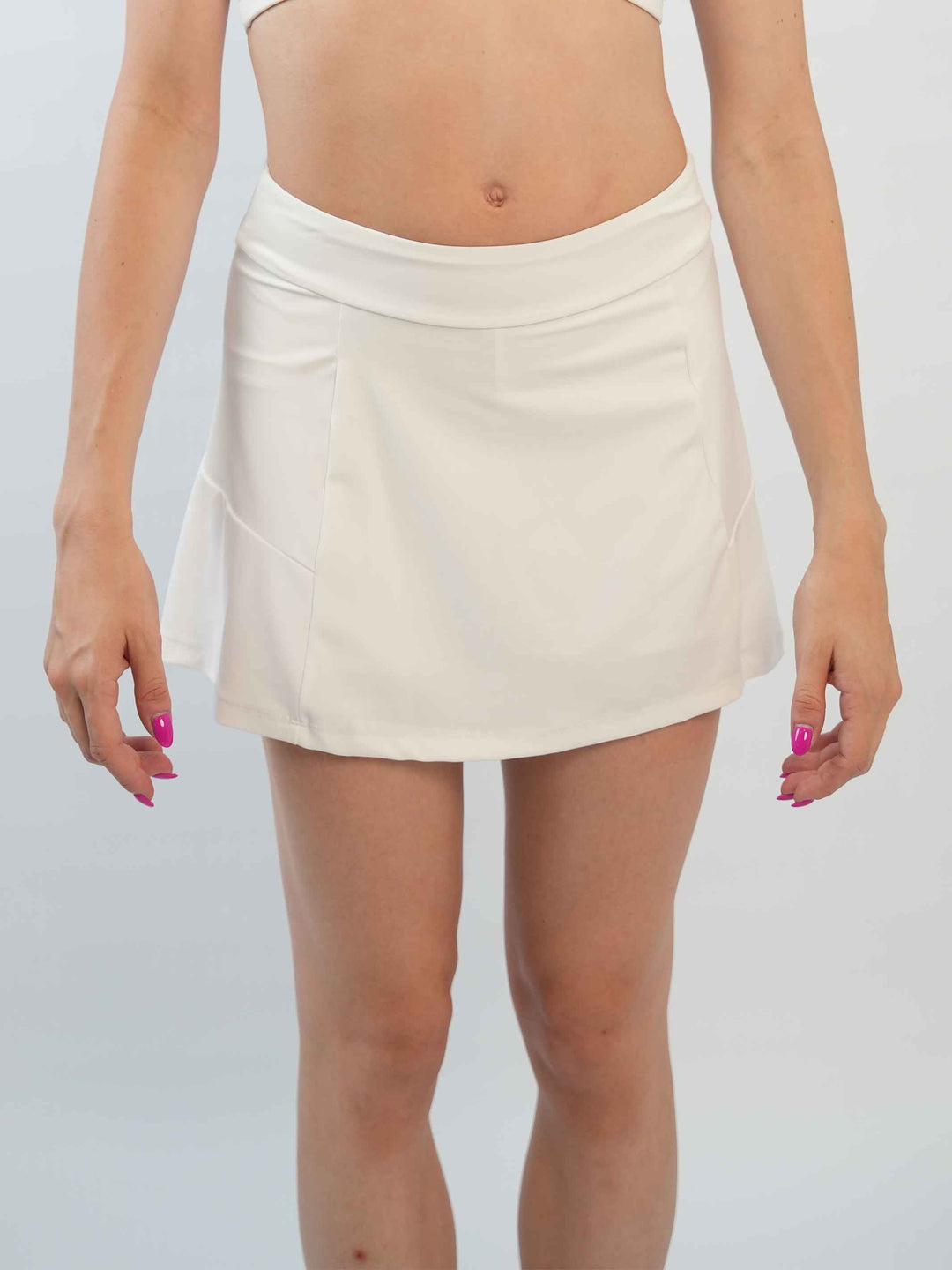 Jupe-short polyvalente pour ballet, yoga et tennis, blanche, avec jupe et short intégrés pour une allure soignée. Équipée d'une poche latérale pratique et d'une large ceinture élastique de 8 cm pour un ajustement confortable et stable. Parfaite pour les activités sportives et les sessions de danse