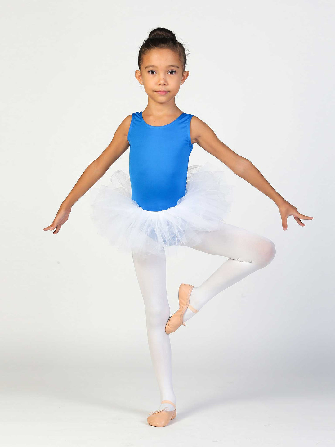 Tutu de ballet blanc pour fille – jupe en tulle vaporeuse et justaucorps bleu.