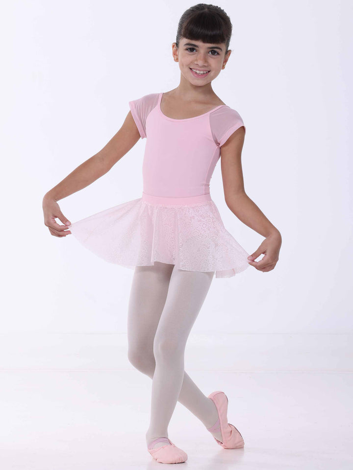 Jeune danseuse portant une jupe de danse rose clair – dentelle florale et mouvement gracieux.