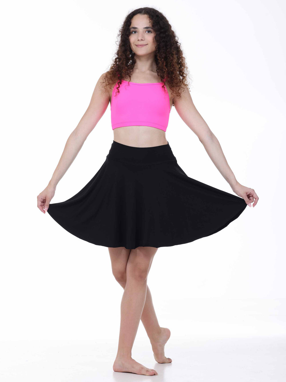 Vue de face d’une jupe de danse noire – coupe évasée avec short intégré pour pratique ou scène.