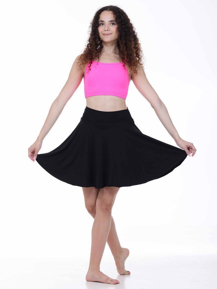 Vue de face d’une jupe de danse noire – coupe évasée avec short intégré pour pratique ou scène.